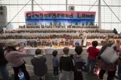 Bambini osservano con stupore le casette di pan di zenzero presso la Gingerbread Lane della New York Hall of Science - foto © NY Hall of Science