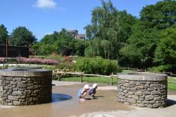 Bambini aspettano i getti d'acqua al parco tematico Puy du Fou a Les Epesses, Francia - © Charlotte DECUYPER / Shutterstock.com