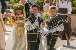 Bambini con abiti tradizionali alla sfilata della Quintanella di San Giovanni Profiamma, Foligno (Umbria) - © Buffy1982 / Shutterstock.com