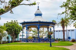 Bambini con l'uniforme scolastica giocano nel vecchio gazebo di Victoria Park, Hamilton, isola di Bermuda. Questo parco pubblico, aperto tutti i giorni nelle ore diurne, ospita concerti ...