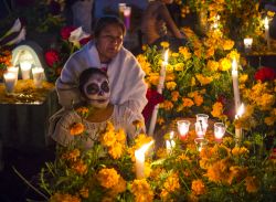 Messicani in un cimitero durante il Giorno dei Morti, Oaxaca de Juarez - © Kobby Dagan / Shutterstock.com