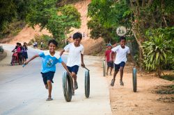 Bambini giocano con pneumatici in un villaggio dell'isola filippina di Palawan - © Aleksandar Todorovic / Shutterstock.com