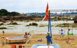 Bambini giocano in un parco attrezzato sulla spiaggia di Ploumanac'h, Bretagna: è una delle località per vacanze in famiglia più note della costa