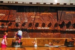 Bambini giocano in una fontana d'acqua in un parco di Mud Island a Memphis (Tennessee). La scultura rappresenta lo spartiacque del fiume Mississipi - © James Kirkikis / Shutterstock.com ...