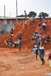 Bambini giocano in una strada della capitale Luanda, Angola - © KrakenPlaces / Shutterstock.com