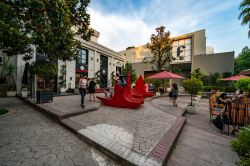 Bambini giocano nel centro di Tirana, Albania - © posztos / Shutterstock.com