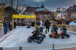 Bambini in quad su una pista di ghiaccio al mercatino di Natale di Belfort, Francia - © Pierre-Olivier / Shutterstock.com