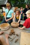 Bambini modellano vasi in argilla a Kernave durante la manifestazione dedicata all'archeologia (Lituania).

