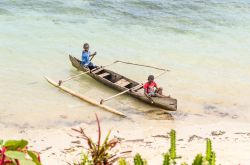 Bambini su una piroga tradizionale nel mare dell'isola vulcanica di Nosy Komba, nel Madagascar - foto © lenisecalleja.photography / Shutterstock.com 