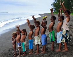 Bambini sulla spiaggia di Ambrym, arcipelago Vanuatu. Una simpatica foto ricordo per questo gruppo di piccoli abitanti dell'arcipelago delle Vanuatu.

