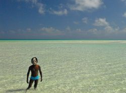 Bambino in acqua a Ouva, Nuova Caledonia (Oceania).
