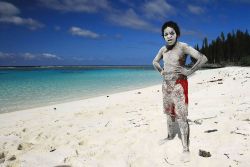 Bambino kanako in spiaggia sull'isola di Mar, Nuova Caledonia.