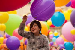 Bambino tra i colori del Clown e Clown festival nel centro di Monte San GIusto nelle Marche - © Andrea Luciani / Shutterstock.com