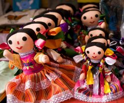 Bambole Lupita sull'isola di Janitzio, Messico. Questi tradizionali oggetti di artigianato sono realizzati in cartapesta secondo una tradizione che fa risalire le sue origini oltre 200 anni ...