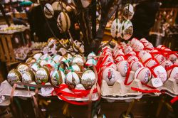 Bancarella a Budapest, durante i mercatini di Pasqua - © Joaquin Corbalan P / Shutterstock.com