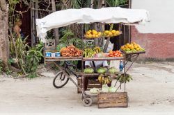 Bancarella di frutta e verdura a Holguin, Cuba. Un tipico negozietto cubano in cui acquistare prodotti alimentari freschi - © Matyas Rehak / Shutterstock.com