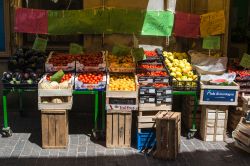 Bancarella di frutta e verdura in centro a Cairo Montenotte, provincia di Savona - © Frank Gaertner / Shutterstock.com