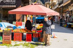 Bancarella di frutta fresca nel centro di Kalambaka, Grecia - © Anton_Ivanov / Shutterstock.com