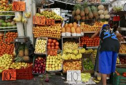 Bancarella di frutta in un mercato cittadino di Guanajuato, Messico - © Angela Ostafichuk / Shutterstock.com