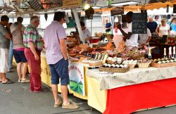 Una bancarella di prodotti alimentari al mercato di Ars-en-Ré, sull'isola francese di Ré, fotografato in autunno - © Pack-Shot / Shutterstock.com