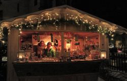 Bancarella nel Villaggio sotto l'Albero di Predazzo: i mercatini di Natale del borgo della Val di Fiemme - © www.visitfiemme.it
