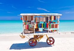 Una bancarella ambulante sulla spiaggia di Varadero che vende souvenir di Cuba ai turisti.


