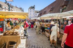 Bancarelle al mercato di Beaune, Francia, con prodotti locali e generi alimentari - © Nigel Jarvis / Shutterstock.com