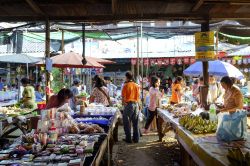 Bancarelle al mercato locale di Lamphun, Thailandia. Si possono acquistare generi alimentari e altri prodotti tipici thailandesi - © 501room / Shutterstock.com