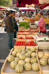 Bancarelle al mercato settimanale di Cahors, Francia: si svolge ogni mercoledì e sabato e offre generi alimentari e prodotti locali - © chrisatpps / Shutterstock.com