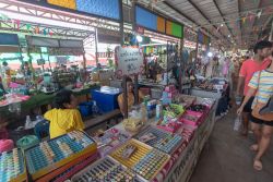 Bancarelle al mercato turistico di Nonthaburi, Thailandia - © CHALERMPHON SRISANG / Shutterstock.com