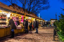 Bancarelle al tradizionale mercatino natalizio nel centro storico di Varsavia, Polonia.
