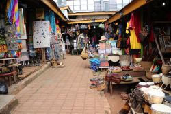 Bancarelle con tradizionali oggetti artigianali in un mercato di Kampala, Uganda  - © Nurlan Mammadzada / Shutterstock.com