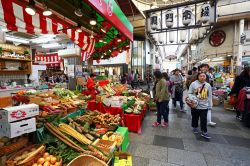 Bancarelle di frutta e verdura al mercato di Kuromon Ichiba di Osaka, Giappone. E' uno dei market più popolari della città  - © isarescheewin / Shutterstock.com
