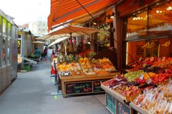 Bancarelle di frutta e verdura in un mercato all'aperto di Augusta, Germania - © Mariangela Cruz / Shutterstock.com