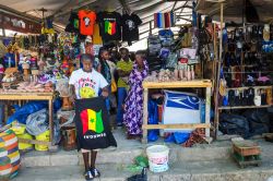Bancarelle di souvenir e prodotti locali in un bazaar di una strada di Dakar, Senegal - © Vladimir Zhoga / Shutterstock.com