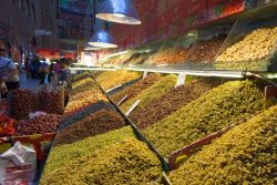 Bancarelle di spezie e frutta secca all'International Grand Bazar di Urumqi, Cina - © Rat007 / Shutterstock.com