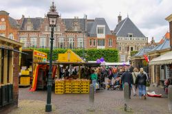 Bancarelle in Grote Markt a Haarlem (Olanda) in una giornata di pioggia - © Nick_Nick / Shutterstock.com