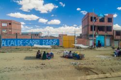 Bancarelle in un mercatino di strada a El Alto, Bolivia. Nonostante sia una metropoli in piena regola, El Alto ha ancora un altissimo tasso di povertà tanto da essere una delle città ...