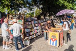 Bancarelle di libri usati e poster cinematografici in Plaza de Armas all'Avana (Cuba) - © Matyas Rehak / Shutterstock.com
