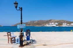 Banchina con sedie e lampione al porto di Lipsi, Dodecaneso (Grecia) - © kokixx / Shutterstock.com