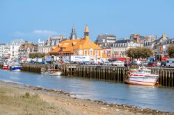 La banchina del fiume Touques che attraversa la cittadina di Trouville-sur-Mer, in Francia - © RossHelen / Shutterstock.com