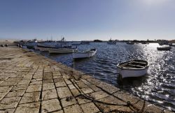 Banchina del porto di Marzamemi, Sicilia - Per chi desidera andare alla scoperta degli scorci più suggestivi del borgo siciliano da non perdere è una bella passeggiata lungo la ...