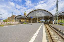 La banchina ferroviaria della stazione centrale di Krefeld, Germania - © Manninx / Shutterstock.com