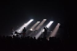 Band in concerto a La Belle Electrique, sala da musica di Grenoble, Francia. Di sera accoglie appassionati di musica mentre a pranzo, dal lunedì al venerdì, diventa un ristorante ...