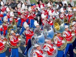 Una banda musicale in marcia lungo la Rose Parade di Pasadena, l'evento del primo gennaio che si ripete da fine '800 - © Marie Appert / Shutterstock.com 