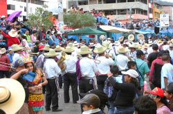 Banda musicale durante la sfilata di carnevale a Cajamarca, Perù. Indossano il tradizionale sombrero i componenti della banda di Cajamarca che sfilano durante i festeggiamenti organizzati ...