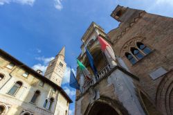 Bandiere al balcone del vecchio municipio di Pordenone, Friuli Venezia Giulia. L'edificio ha pianta trapezoidale ed è costruito interamente in laterizio. 


