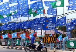 Bandiere al vento per il Malaysia 14th General Election a Johor  - © Adi Haririe / Shutterstock.com