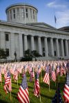 Bandiere americane in occasione del Patriot's Day davanti all'Ohio Statehouse di Columbus, USA.



