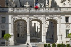 Bandiere francesi all'ingresso del Museo Nazionale di Pau, Aquitania (Francia) - © Jimj0will / Shutterstock.com